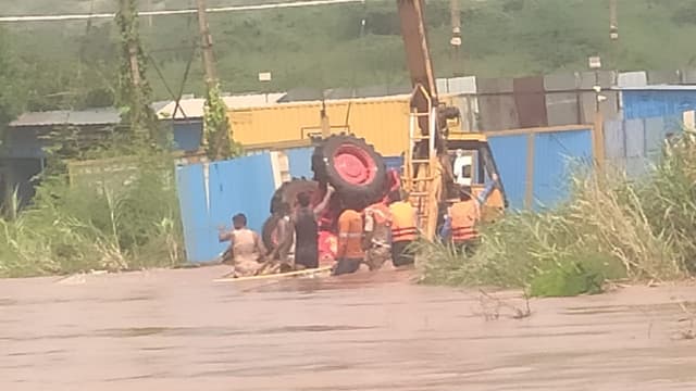 ತೋರಣಗಲ್ಲು ಅಕ್ಟೋಬರ್‌ 22, ದಿಢೀರ್ ಎಂದು ಹಳ್ಳಕ್ಕೆ ನುಗ್ಗಿದ ಮಳೆನೀರು ಟ್ರಾಕ್ಟರ್ ಪಲ್ಟಿ, ಪೋಲೀಸರ ಅಧಿಕಾರಿಗಳ ಸ್ಥಳೀಯ ಯುವಕರ ಸಹಾಯ