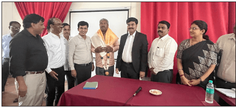 ಪಹಣಿಗೆ ಆಧಾರ್ ಜೋಡಣೆಯಲ್ಲಿ ರಾಜ್ಯದಲ್ಲಿ ಜಿಲ್ಲೆಗೆ 3 ನೇ ಸ್ಥಾನ, ಶೇ 80 ಕ್ಕಿಂತ ಹೆಚ್ಚು ಸಾಧನೆ ಮಾಡಿದ ಗ್ರಾಮ ಆಡಳಿತ ಅಧಿಕಾರಿಗಳಿಗೆ ಸನ್ಮಾನ