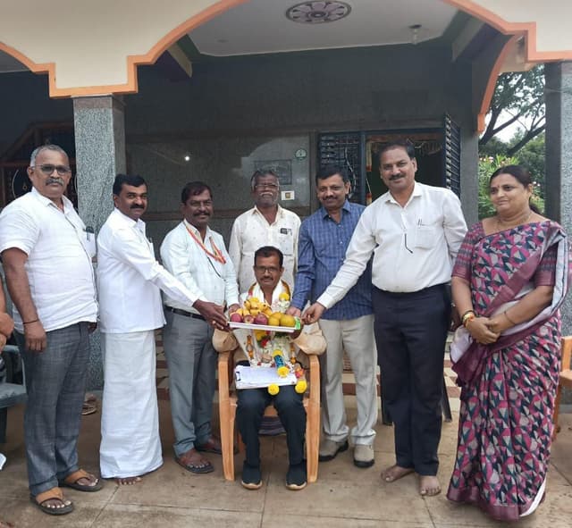 ಸಮೀಕ್ಷೆ ಕಾರ್ಯ ಪ್ರಪ್ರಥಮವಾಗಿ ಮುಗಿಸಿದ. ಮಾದಲ ಸಮೀಕ್ಷದಾರರದ ಶಿಕ್ಷಕರ ಬಸವ ಕುಮಾರ್ ರವರಿಗೆ ತಾಲ್ಲೂಕು ಅಧಿಕಾರಿಗಳಿಂದ ಸನ್ಮಾನ