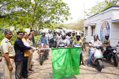 ಹೆಲ್ಮೆಟ್ ಜಾಗೃತಿಗಾಗಿ ಬೈಕ್ ಸವಾರಿ ಮಾಡಿದ ಜಿಲ್ಲಾಧಿಕಾರಿ ನಾಗೇಂದ್ರ ಪ್ರಸಾದ್
ಹೆಲ್ಮೆಟ್ ಧರಿಸುವುದು ಕಡ್ಡಾಯ