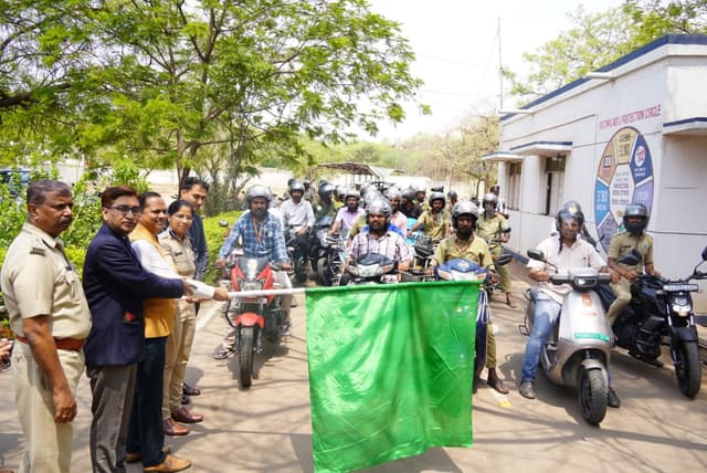 ಹೆಲ್ಮೆಟ್ ಜಾಗೃತಿಗಾಗಿ ಬೈಕ್ ಸವಾರಿ ಮಾಡಿದ ಜಿಲ್ಲಾಧಿಕಾರಿ ನಾಗೇಂದ್ರ ಪ್ರಸಾದ್
ಹೆಲ್ಮೆಟ್ ಧರಿಸುವುದು ಕಡ್ಡಾಯ