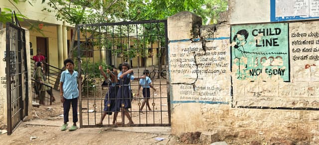 ಪಾರ್ವತಿ ನಗರ ಸರ್ಕಾರಿ ಶಾಲೆಯ ಕಾಂಪೌಂಡ್ ಗೋಡೆ ಬಿರುಕು – ಮಕ್ಕಳ ಸುರಕ್ಷತೆ ಬಗ್ಗೆ ಆತಂಕ