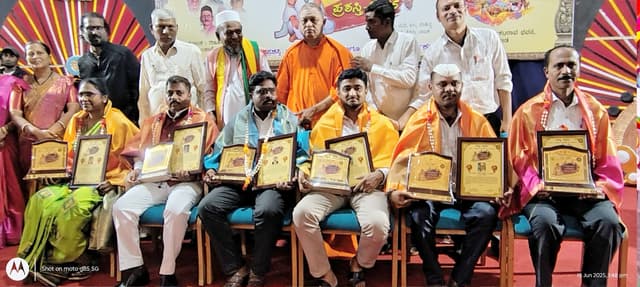 ೨೦೨೫ರ ರಾಜ್ಯಮಟ್ಟದ ಬಸವಶ್ರೀ ಪ್ರಶಸ್ತಿಗೆ ಭಾಜೀನರಾದ ರೈತ ರಮೇಶ ನಡಗೇರಿ.