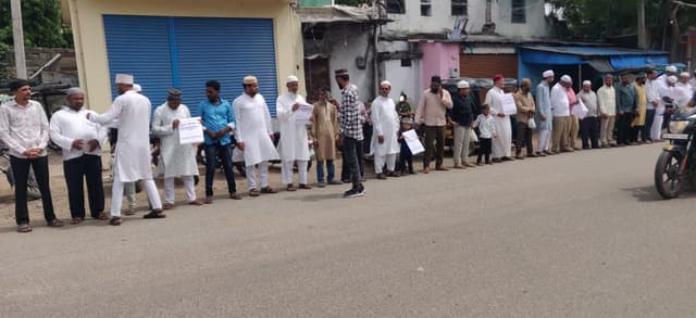 ವಕ್ಫ್ ತಿದ್ದುಪಡಿ ಮಸೂದೆ ವಿರುದ್ಧ ಯಾದಗಿರಿಯಲ್ಲಿ ಮೌನ ಮಾನವ ಸರಪಳಿ ಪ್ರತಿಭಟನೆ