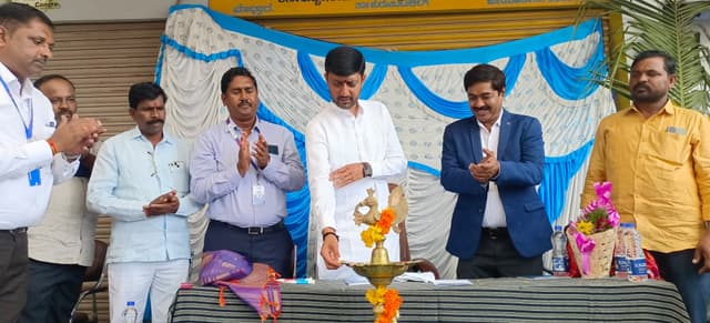 ನಮ್ಮ ಭಾಗದ ಜನರು ಮುಗ್ಧರು, ಅದರಲ್ಲಿ ಅನಕ್ಷರಸ್ಥರು ಇದ್ದಾರೆ ಅವರಿಗೆ ಬ್ಯಾಂಕ್ ನ ವ್ಯವಹಾರಗಳ ಬಗ್ಗೆ ಮಾಹಿತಿ ಕಡಿಮೆ. ಬ್ಯಾಂಕ್ ಸಿಬ್ಬಂದಿಯವರು ತಮ್ಮ ಯೋಜನೆಗಳ ಬಗ್ಗೆ ಜನರಿಗೆ ವಿವರವಾಗಿ ಮಾಹಿತಿ ನೀಡುವ ಮೂಲಕ ಅವರನ್ನು ತಮ್ಮ ಗ್ರಾಹಕರನ್ನಾಗಿ ಮಾಡಿಕೊಳ್ಳಬೇಕು ಶಾಸಕ ಶರಣ್ ಗೌಡ ಕಂದಕೂರ್