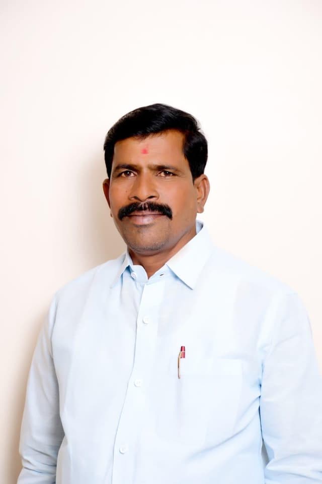 ಮುತ್ತಗಾ ಗ್ರಾಮದಲ್ಲಿ ಕೂಲಿ ಸಮಾಜದ ಮಹಾ ಶರಣ, ನಿಜಶರಣ ಅಂಬಿಗರ ಚೌಡಯ್ಯನ ಮೂರ್ತಿಗೆ ಅಪಮಾನ ಮಾಡಿದವರನ್ನು ಬಂಧಿಸುವಂತೆ ಹಲವು ಭಾರಿ ಒತ್ತಾಯ ಮಾಡಿದರೂ ಯಾವುದೇ ಕ್ರಮಕೈಗೊಳ್ಳದೆ. ಕಲಬುರಗಿ ಜಿಲ್ಲಾ ಉಸ್ತುವಾರಿ ಸಚಿವರಿಗೆ ಪ್ರಶ್ನೆ ಮಾಡಿದವರನ್ನು ಬಂಧಿಸುವುದು ಯಾವ ನ್ಯಾಯ ಜೆಡಿಎಸ್ ಜಿಲ್ಲಾಧ್ಯಕ್ಷ ಸುಭಾಶ್ಚಂದ್ರ ಕಟಕಟಿ