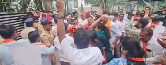 ಕಾಂಗ್ರೆಸ್ ಕಚೇರಿ ಮೇಲೆ ದಾಂದಲೆ: ಬಿಜೆಪಿ ವಿರುದ್ಧ ದೂರು- ಎಂಎಲ್ಸಿ ಹೇಮಲತಾ ನಾಯಕ ಸೇರಿ ೧೬ ಜನರ ಮೇಲೆ ಎಫ್ಐಆರ್