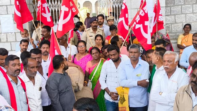 ಭತ್ತ ಖರೀದಿ ಕೇಂದ್ರ ತೆರೆಯಲು ಒತ್ತಾಯಿಸಿ ಭತ್ತ ಸುರಿದು ಪ್ರತಿಭಟನೆ