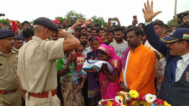 ರ್ಕಾರಿ ಗೌರವಗಳೊಂದಿಗೆ ಯೋಧನ ಅಂತ್ಯಕ್ರಿಯೆ
