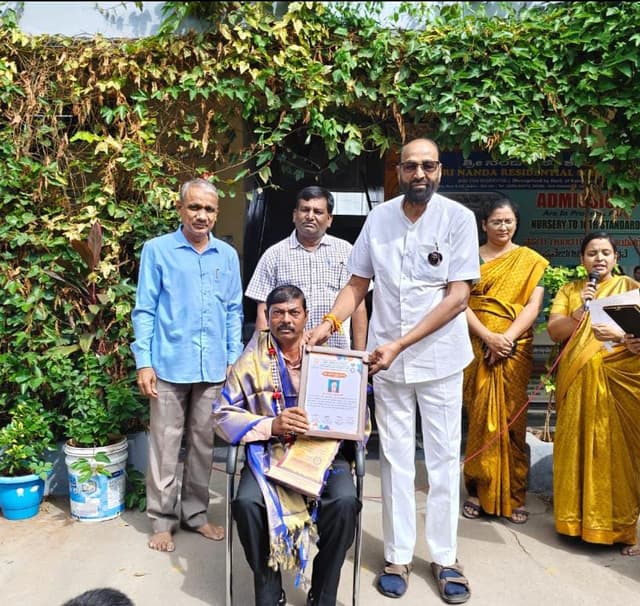 ಶ್ರೀ ನಂದ ವಸತಿ ಶಾಲೆಯ ಮುಖ್ಯೋಪಾದ್ಯಾಯ ಕೊಲ್ಮಿ ಲಕ್ಷಿö್ಮಕಾಂತ್ ಅವರಿಗೆ “ಉತ್ತಮ ಕನ್ನಡ ಸಾಧಕ ಶಿಕ್ಷಕ ಪ್ರಶಸ್ತಿ”-ಗಾಂಧಿ ಅವರಿಂದ ಅಭಿನಂದನೆ
