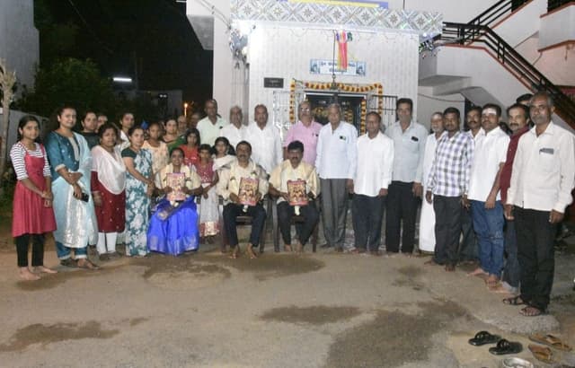 ಬೈಲಹೊಂಗಲ- ಇಲ್ಲಿಯ ಶ್ರೀ ಕರೆಮ್ಮ ದೇವಿಯ ಪ್ರಸನ್ನ ಪತ್ರಿ ಬಸವನಗರ ಹಾಗೂ ವಿನಾಯಕ್