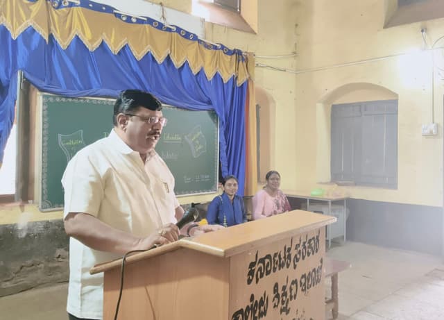 ಕಲಾದಗಿ ಸರಕಾರಿ ಪ್ರಥಮ ದರ್ಜೆ ಮಹಾವಿದ್ಯಾಲಯದಲ್ಲಿ ಸಂವಿಧಾನ ದಿನಾಚರಣೆ ಆಚರಣೆ