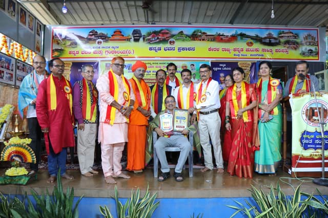 ಡಾ ಸುರೇಶ ನೆಗಳಗುಳಿ ಇವರಿಗೆ ಕವಿ ಕಾವ್ಯ ವಿಭೂಷಣ ರಾಷ್ಟ್ರೀಯ ಪ್ರಶಸ್ತಿ