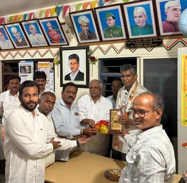 ದೇಶನೂರಿನ ವಿಕಾಸ ಪ್ರಾಥಮಿಕ ಮತ್ತು ಪ್ರೌಢಶಾಲೆಯಿಂದ ನೀಡಿದ ಉಸ್ತುವಾರಿ ಸಚಿವ ಸತೀಶ ಜಾರಕಿಹೋಳಿಗೆ ಸತ್ಕಾರ