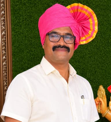 ಬೈಲಹೊಂಗಲ: ಕೆಪಿಸಿಸಿ ಅಧ್ಯಕ್ಷರ ಪದಗ್ರಹಣ ಸಮಾರಂಭದಲ್ಲಿ ರಾಜಕೀಯ ಜಿದ್ದಾಜಿದ್ದಿನ ಶಕ್ತಿ ಪ್ರದರ್ಶನದಿಂದ ಇಡೀ ರಾಜಧಾನಿಯಲ್ಲಿ ಭಾರಿ ಟ್ರಾಫಿಕ್ ಜಾಮ್ ಸೃಷ್ಟಿಯಾಗಿ ಕಡುಬಡತನದಲ್ಲೂ ವರ್ಷವಿಡೀ ಕಷ್ಟಪಟ್ಟು ಓದಿದ ಹತ್ತಾರು ಬಡ ವಿದ್ಯಾರ್ಥಿನಿಯರು ಸಮಯಕ್ಕೆ ಸರಿಯಾಗಿ ಪರೀಕ್ಷಾ ಕೇಂದ್ರ ತಲುಪಲಾಗದೆ, ಕೊನೆ ಕ್ಷಣದಲ್ಲಿ ನೀಟ್ (NEET) ಮರುಪರೀಕ್ಷೆ ಬರೆಯುವ ಮಹತ್ವದ ಅವಕಾಶವನ್ನು ಕಳೆದುಕೊಂಡು ಪರೀಕ್ಷಾ ಕೇಂದ್ರಗಳ ಮುಂದೆ ಕಣ್ಣೀರು ಹಾಕುತ್ತಿರುವುದು ಅತ್ಯಂತ ಖಂಡನೀಯ, ಈ ವಿದ್ಯಾರ್ಥಿಗಳ ಮರಗು ಕಾಂಗ್ರೆಸ್ ಪಕ್ಷಕ್ಕೆ ತಟ್ಟಲಿದೆ ಎಂದು ಬಿಜೆಪಿ ರಾಜ್ಯ ಸಮಿತಿ ಸದಸ್ಯ ಎಫ್.ಎಸ್.ಸಿದ್ದನಗೌಡರ ತೀವ್ರ ಆಕ್ರೋಶ ವ್ಯಕ್ತಪಡಿಸಿದ್ದಾರೆ.